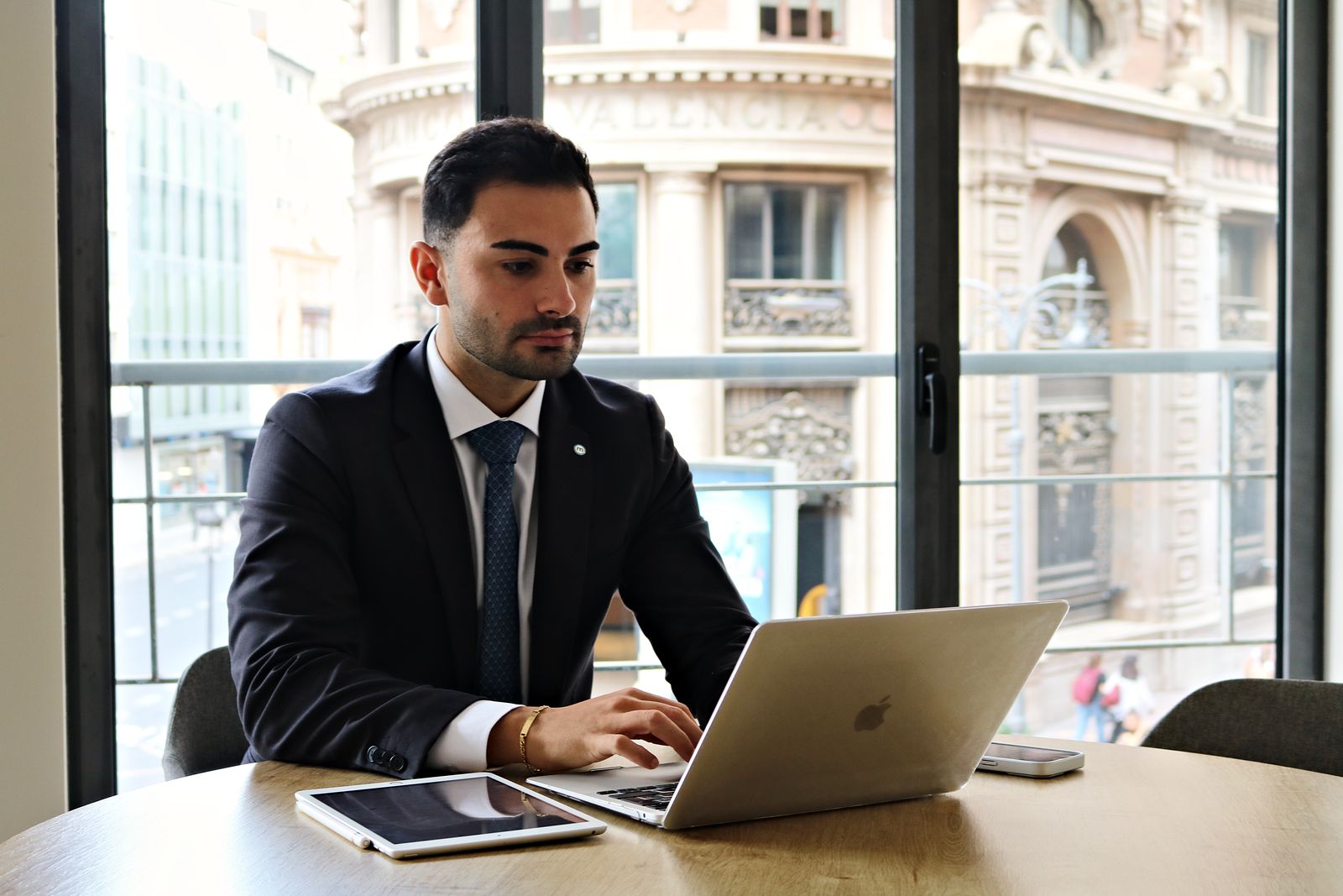 Ramón en la oficina de Banco Mediolanum en el centro de Valencia, con el edificio del Banco de Valencia al fondo